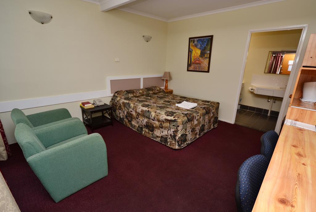 Biloela Centre Motel & Steakhouse Restaurant Room photo