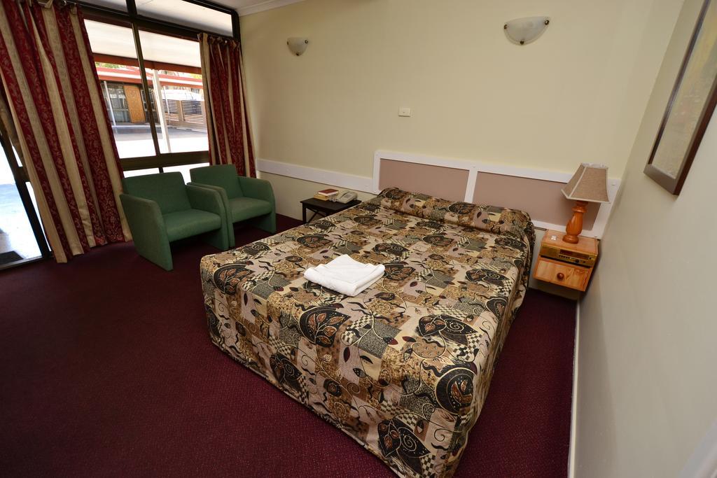 Biloela Centre Motel & Steakhouse Restaurant Room photo